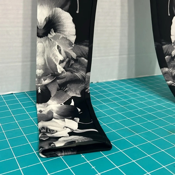 Express Black&White Floral Print Leggings Size XS #Flowers - Picture 3 of 8